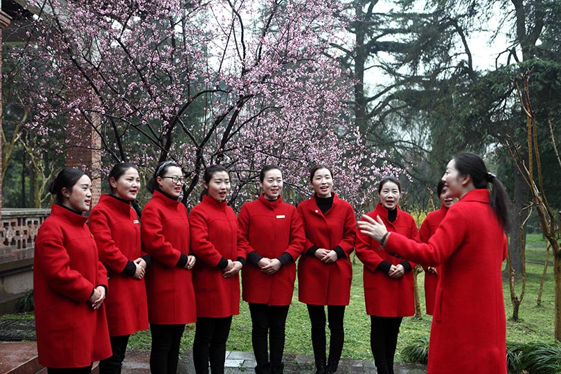 國家二級演員、揚州市文化館社會工作中心主任周倩為船娘們培訓(xùn)揚州小調(diào)